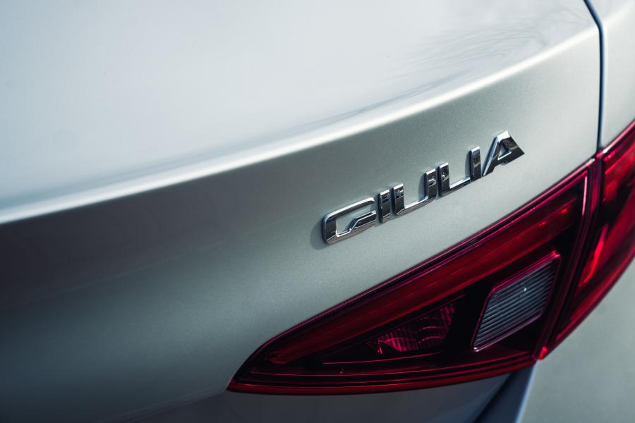 Логотип Alfa Romeo Giulia Q2 (952) 2016 года  (UK) (фото 12 из 43)